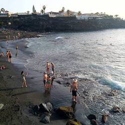 Gegen 17:30 Uhr befinden sich immer noch genügend Leute am Strand.