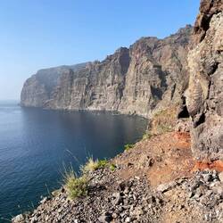 Diesen Weg an den Felsen entlang probieren wir aus.