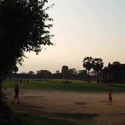 Angkor Wat von weitem bei Sonnenuntergang