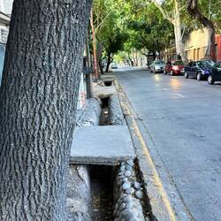 grosse Strassenwassergräben beidseitig in Mendoza