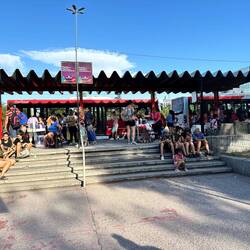 Innerstädtische Bushaltestelle beim Busbahnhof