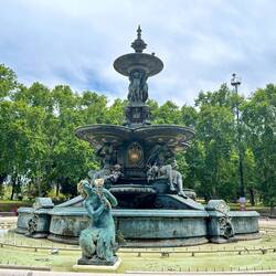 Waserbrunnen - mit Wasserspiel sieht man aber nicht viel von ihm