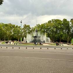 derselbe Brunnen mit Wasserspiel - symbolisiert die vier Kontinemte