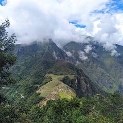Blick von ganz weit oben auf Machu Picchu