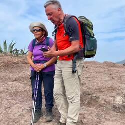 Die Schweizerin aus Bern lässt sich von Martin die Bushaltestelle zeigen.