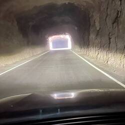 Durch zwei unbeleuchtete Tunnel zum Leuchtturm