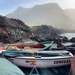 Der Sand hängt in der Luft. Blick Richtung Steilküste und Los Gigantes.
