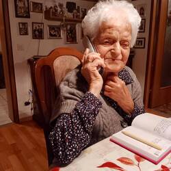 Regine telefoniert mit ihrer Mutter.