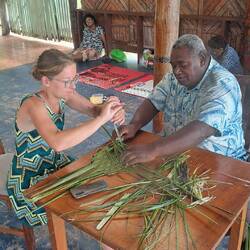 Alex lernt, Fächer zu falten