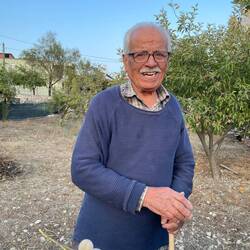 Und dann werden wir mit frischen Trauben empfangen von diesem Mann