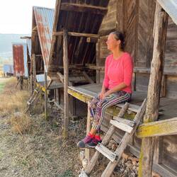 Chillen an den alten Korn-Speicher des Dorfes