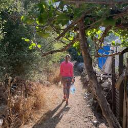 Vorbei an kleinen Gärten