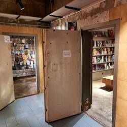 Eine alte Bank wurde liebevoll zum Buchladen umfunktioniert