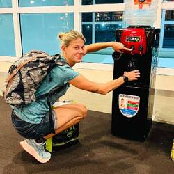 Schwer zu finden, aber vorhanden: Ein kostenloser Wasserspender am Flughafen