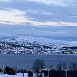Blick auf die Insel Tromsøya mit der Stadt Tromsø