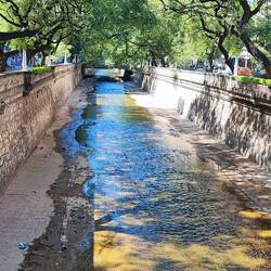 Der Kanal fließt mitten durch die Stadt