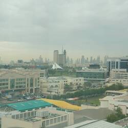 Blick aus dem Hotelzimmer, Dubai im Nieselregen