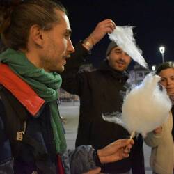 Une association distribue des barbes à papa et des pâtisseries sur la place de la mosquée
