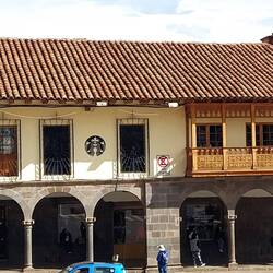 Starbucks, McDonald's und Co. hinter kolonialen Fassaden