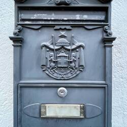 Briefkasten mit dem Emblem der Könige von Kastilien