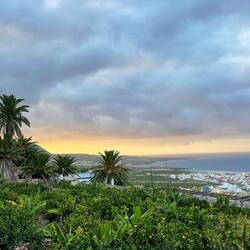 Abendstimmung mit Wolken. HInten der Leuchtturm von Los Silos, rechts La Caleta.