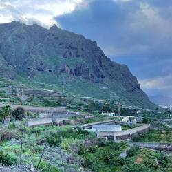 Wasserbassins zur Bewässerung der Gärten sieht man überall.