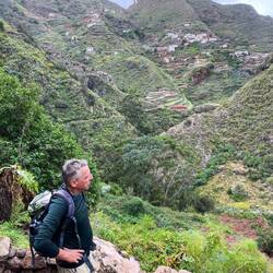 Die Häuser "kleben" regelrecht am Fels.