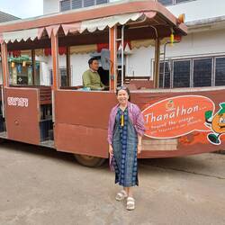 Bus durch Orangenfarm ohne Orangen