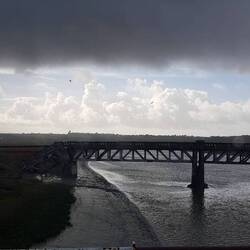 Ganz links ist die Brücke leicht eingestürzt