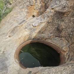 Wasserpool im Fels