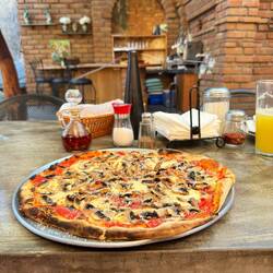 und eine köstliche Steinofen Pizza