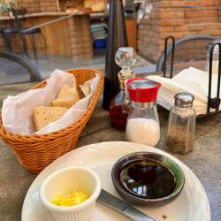 als Vorspeise gab es gratis das leckere Brot mit Olivenöl