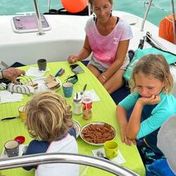 Klas ist sauer, dass er keinen Kuchen mehr essen darf