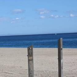 Vorbildlich - Strandduschen mit Sitzgelegenheit für die, die nicht mehr so gut können