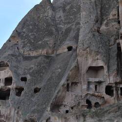 Les habitats ont été creusés dans la roche par des moines byzantins au 7è siècle