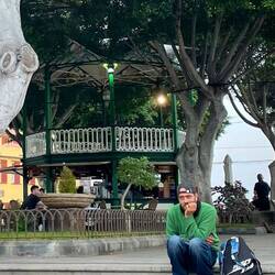 Er passt so gar nicht zum lustigen Treiben am Sonntagabend auf der Plaza.