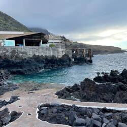 Im Hintergrund die alten Hafenanlagen