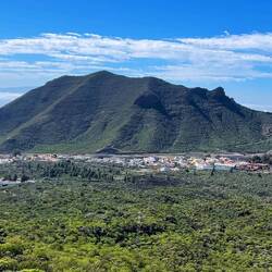 Santiago del Teide. Ganz links hinten sichten wir die Insel La Palma.