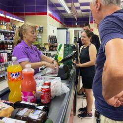 Die Kassiererin hält mit den Kunden immer ein Schwätzchen.