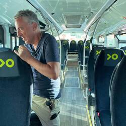 Wir können uns die Sitzplätze aussuchen. Wir sind die einzigen Fahrgäste bis Santiago del Teide.