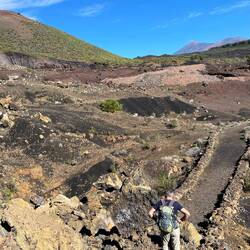 Wir nähern uns auf Lavageröll der Grossbaustelle.