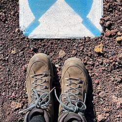 Die guten "Lowa"- Bergschuhe. Was das Symbol bedeutet, entzieht sich unserer Kenntnis!