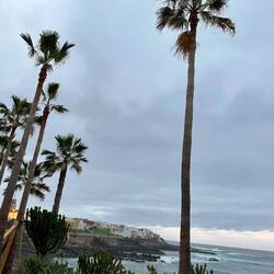 Blick vom Hauseingang aufs Meer