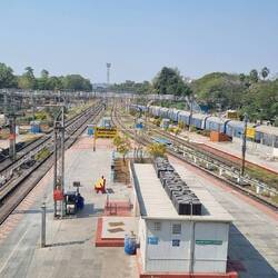 Auf der anderen Seite des Bahnhofs