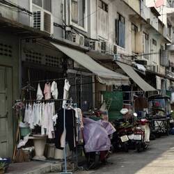 Die Wäsche hängt überall vor den Türen zum Trocknen