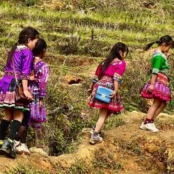 Meitschis uf dr Suechi nachem Boyfriend am "Love Market"