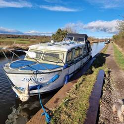 This boat is looking a bit worse for wear and has a CRT notice on it; presumably it has overstayed