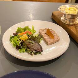 Terrine de campagne, herbes fraîches, pickles