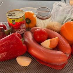 die wichtigste Zutat für das Letscho: etwas schrumplige Paprika in 3 Farben. und Fleischwurst 🤣