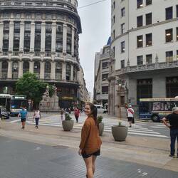 Klein Laura in der riesigen Einkaufsstraße.